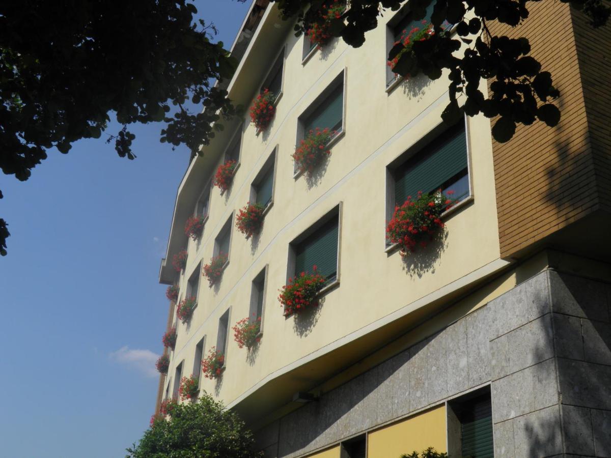 Hotel Ramoverde Borgomanero Exterior photo